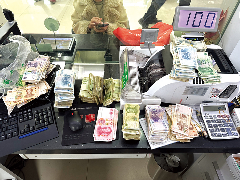 克服困難為客戶解決問題，湖北銀行咸寧淦河支行——耐心服務(wù)有溫度? 零鈔兌換獲贊許